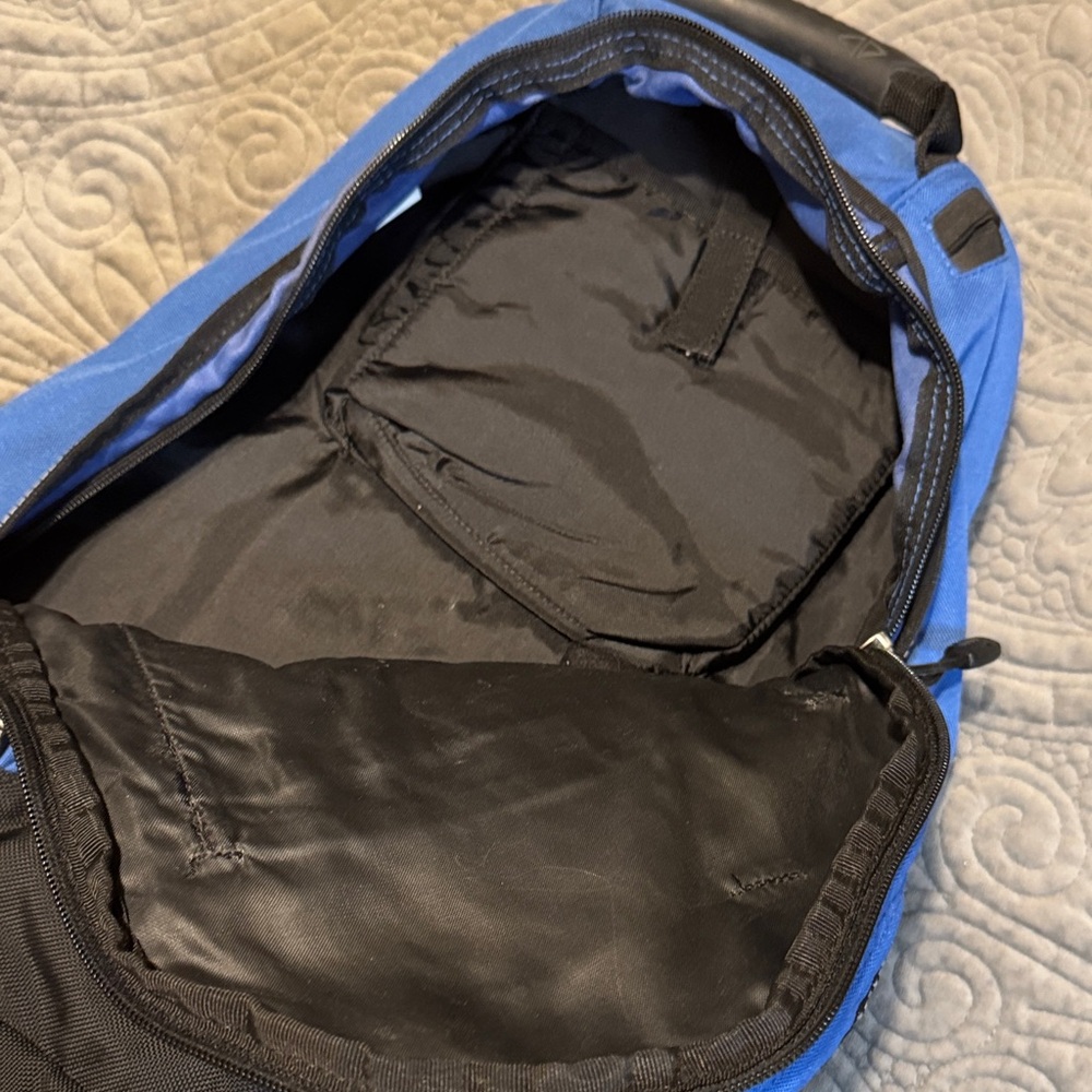 Eddie Bauer Men's Backpack in Blue and Black - Picture 5 of 8